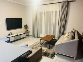 13A Elizabeth Place - Beautiful self catering 2 bedroom unit next to Kyalami Racetrack with free WiFi - swimming pool gym and restaurant - Perfect for a small family in Midrand Waterfall
